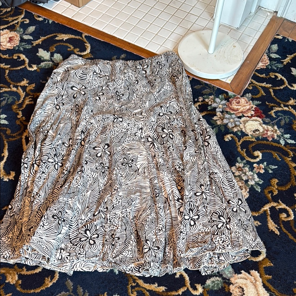 Karen Kane batik style Floral Black and White Skirt- worn about 4x